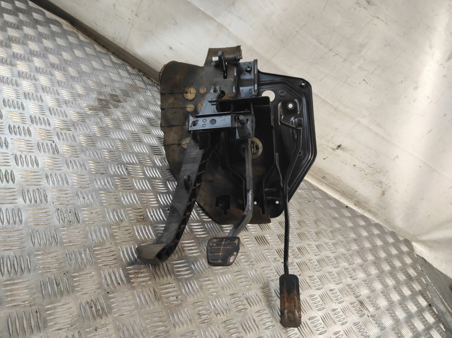 VW TRANSPORTER T4 2.4 D servo pump brake holder pedals 701612101K