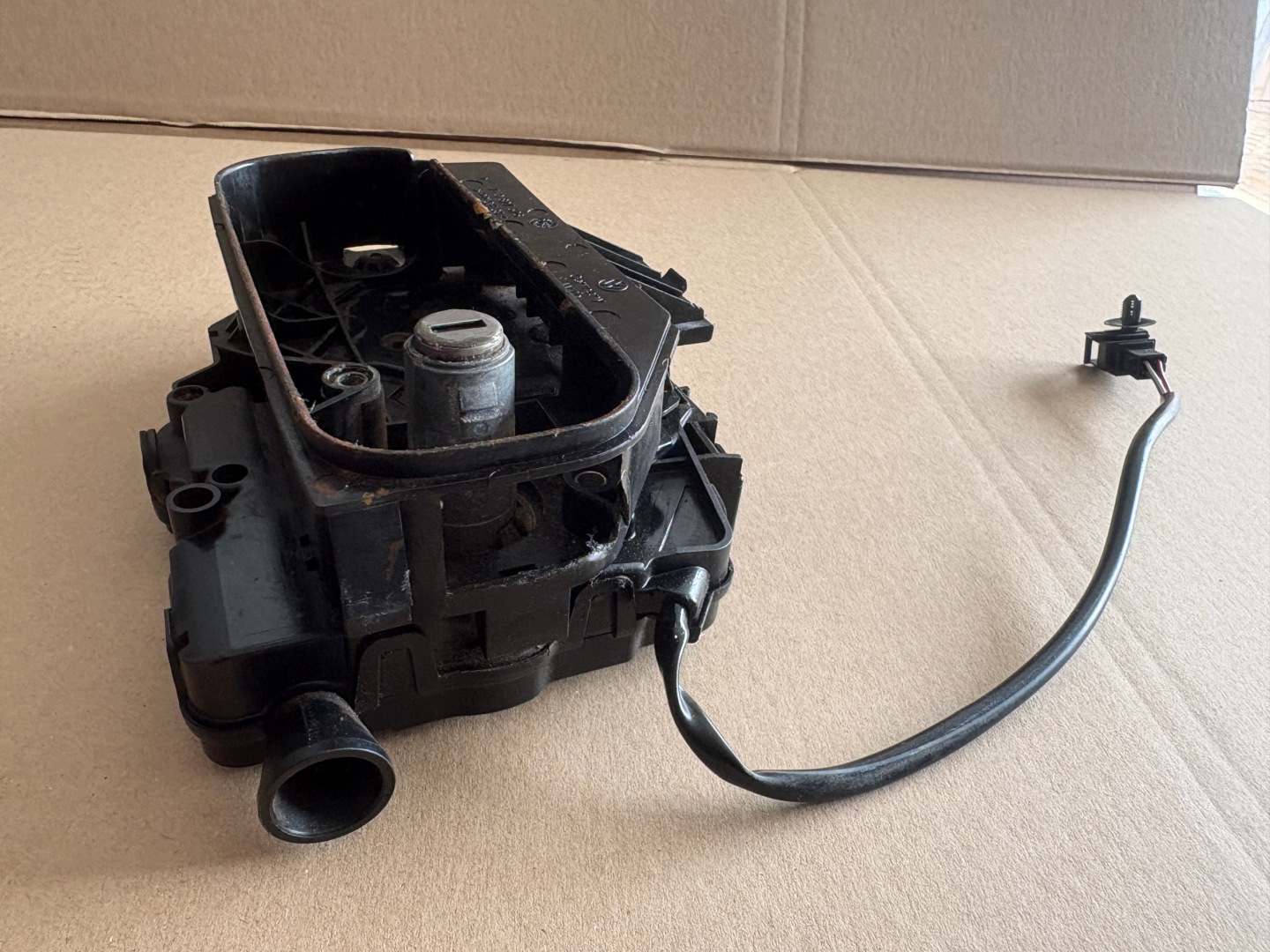 VW T5 lock bonnet boot 7H0827526