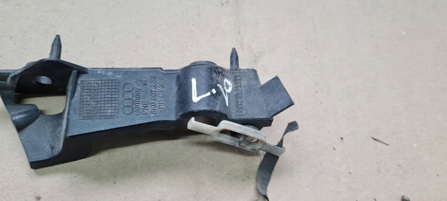 A4 B8 S4 support bracket holder of a bumper left front 8K0807283
