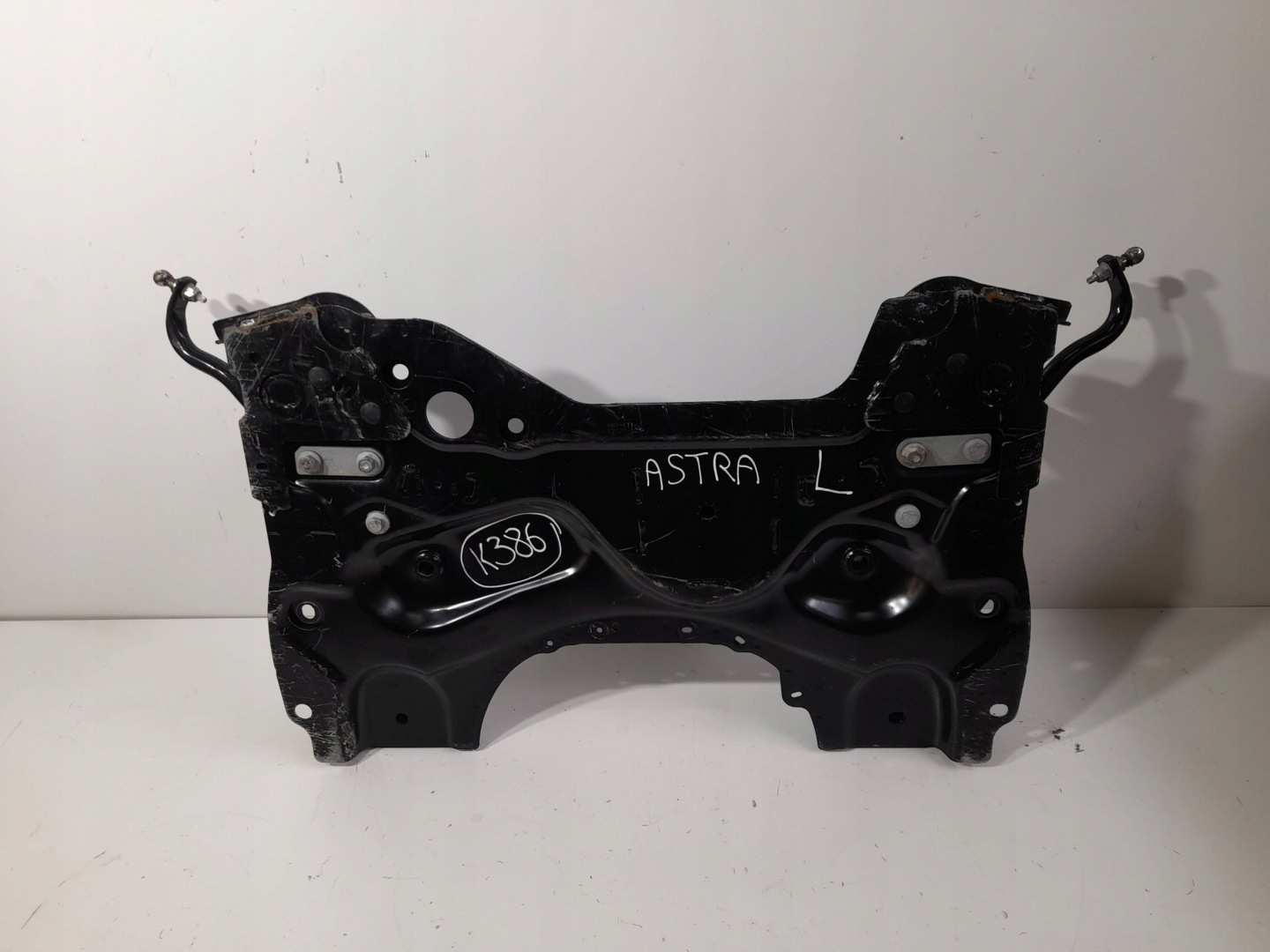 Opel Astra L nápravnice pérování předního 8891113 (K386)