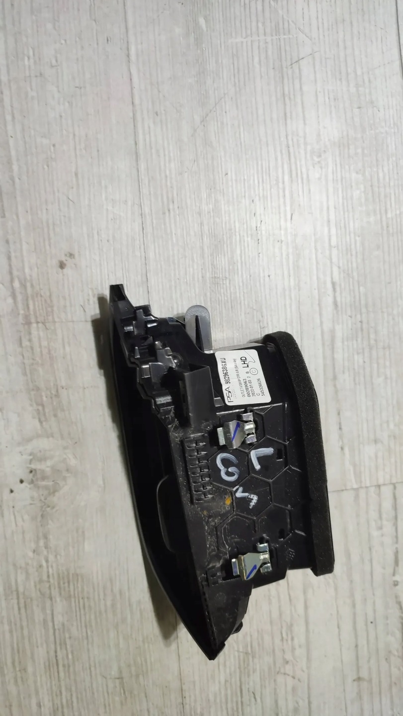 Opel Corsa F 1.2 22r. right side Kratki air conditioning devices