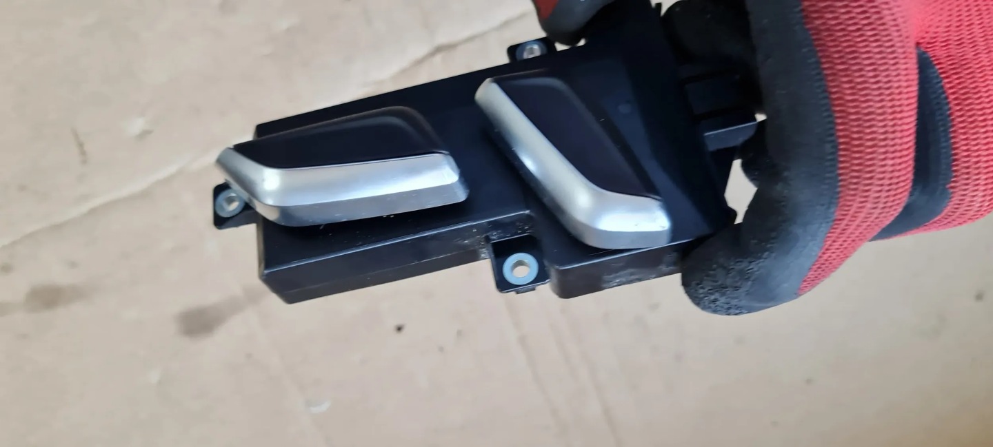 Q7 4M II switch seat right front front CHROM