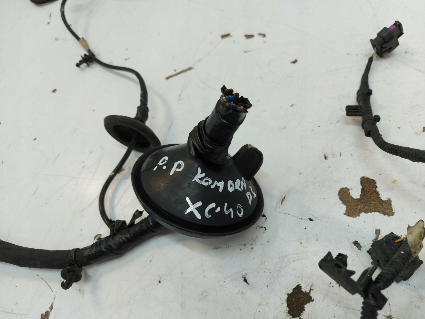 Volvo XC40 D4 bundle wiring komory of the engine right 32200128