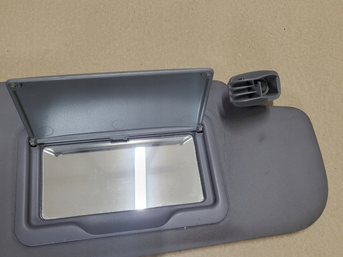 cover PRZECIWSLONECZNA visor visor right R bracket AUDI A4 B5 8D A3 8L