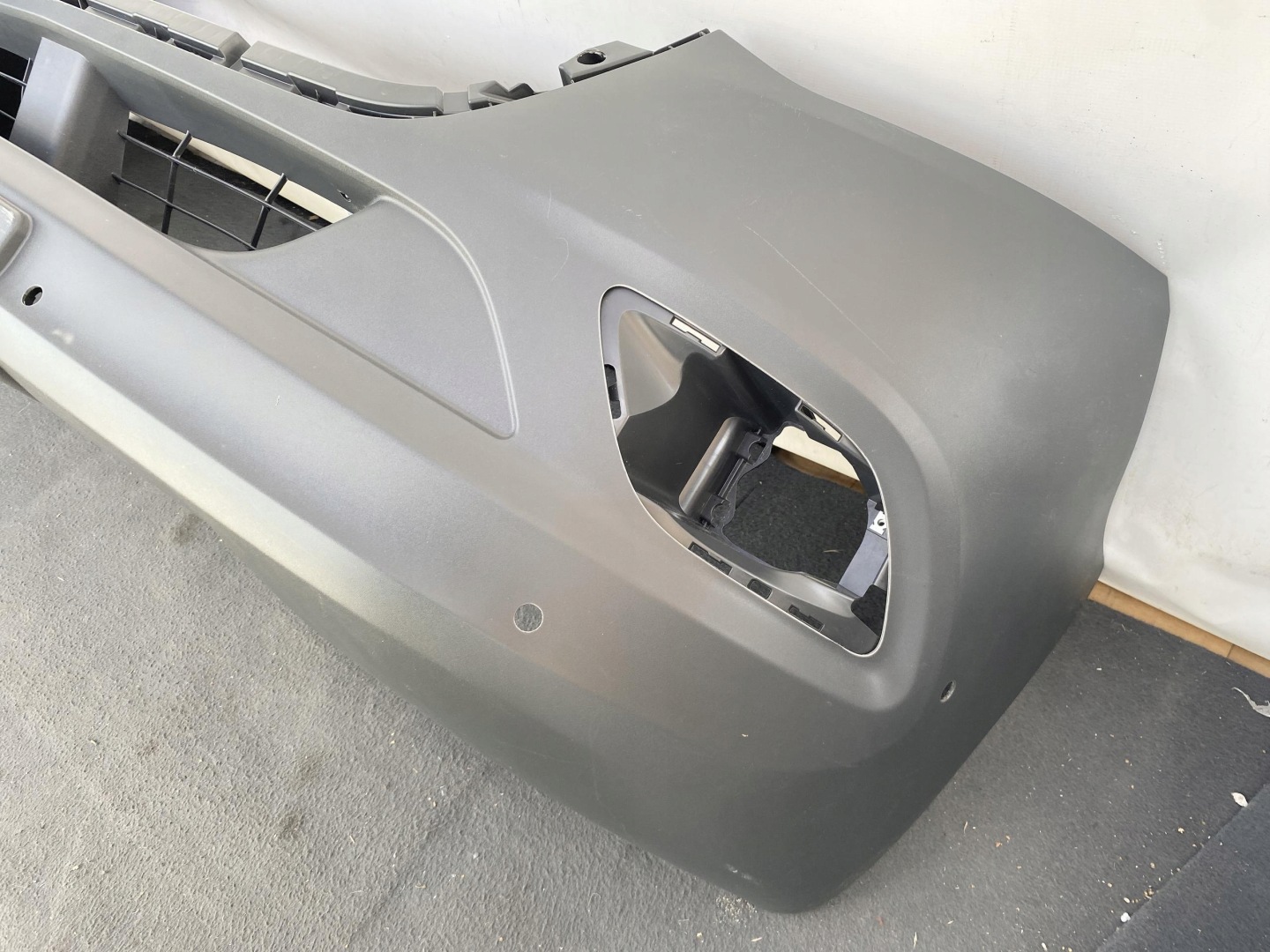 SPRINTER 907 910 17- front bumper original grey below fog lights and PDC