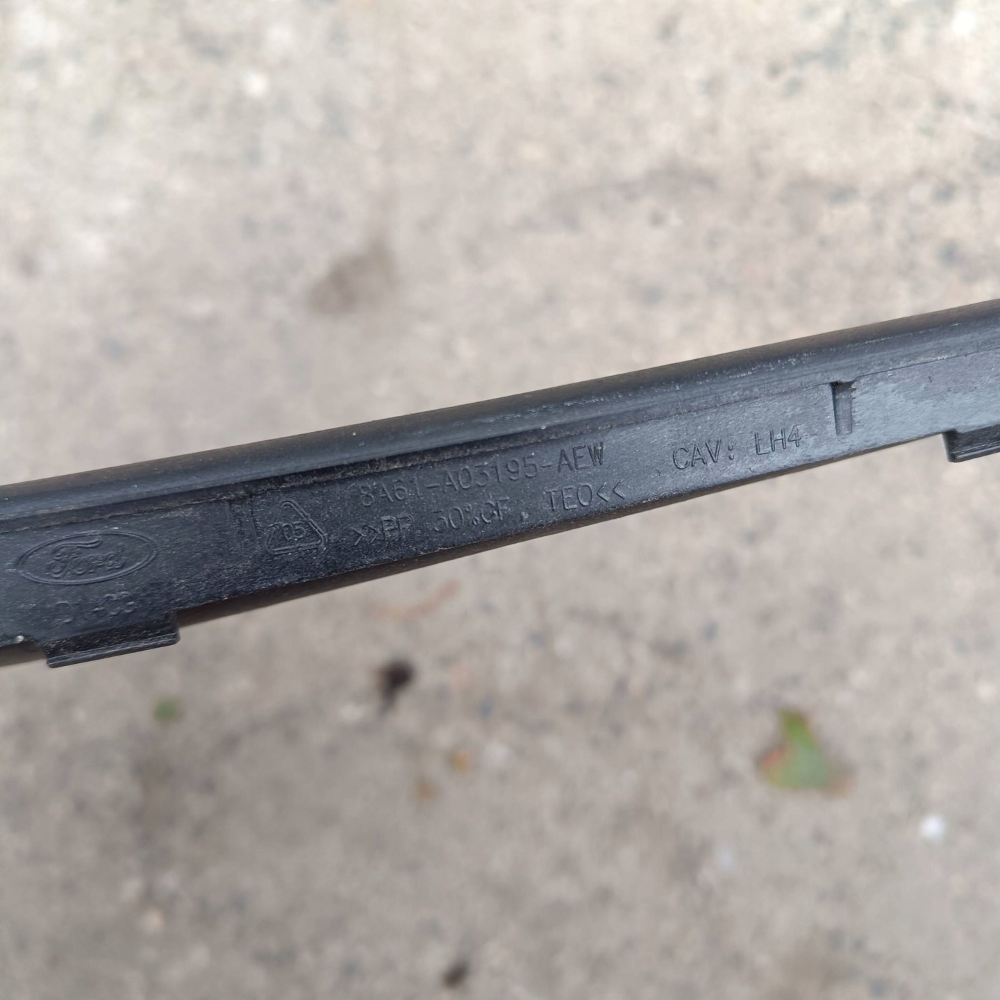 Ford Fiesta MK7 2013 front side left moulding windows czolowej