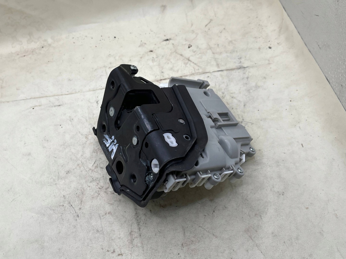 lock door front Audi A3 8V A4 A5 8W 8X1837016B !J