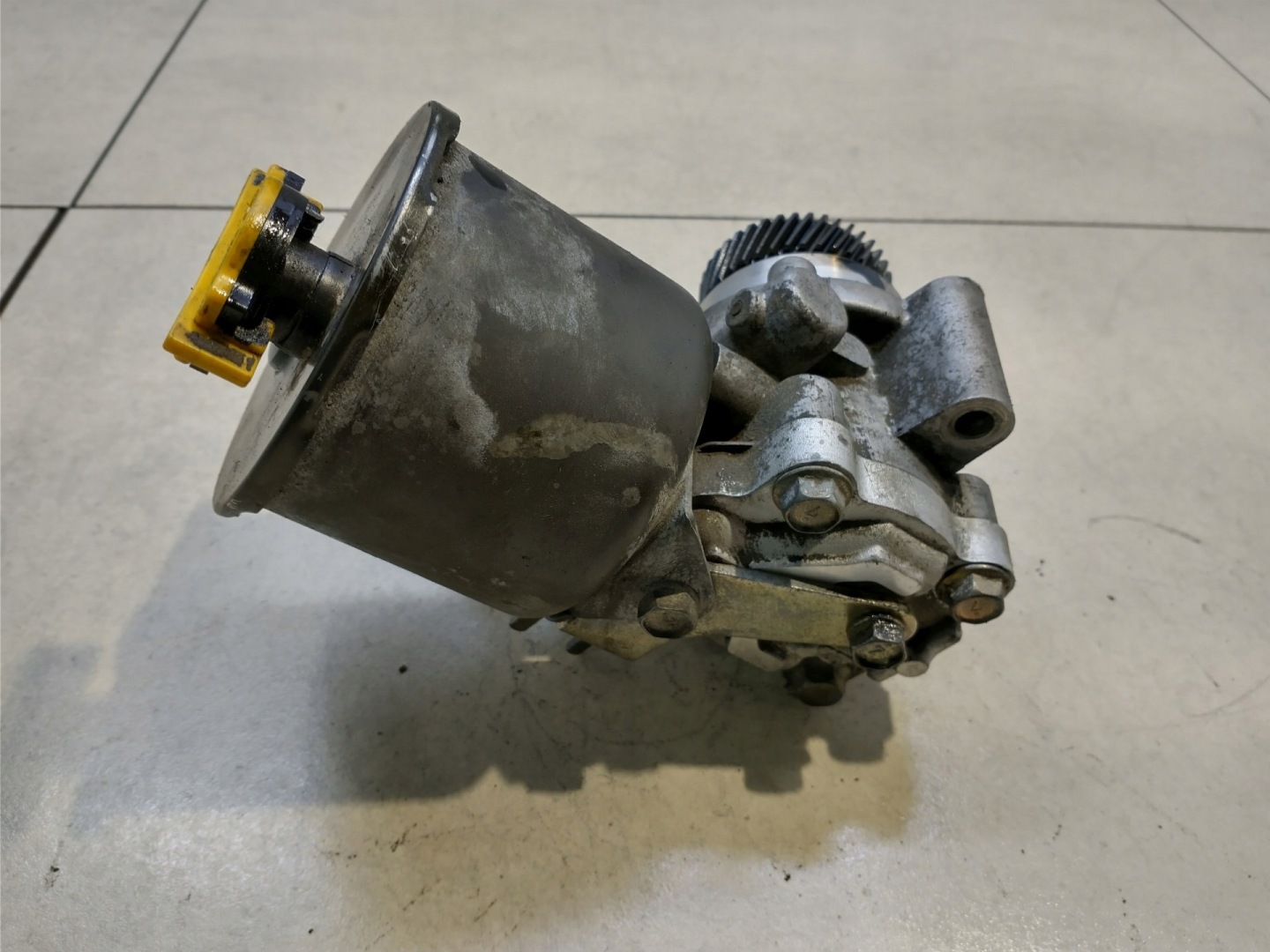 servo pump MAZDA 323