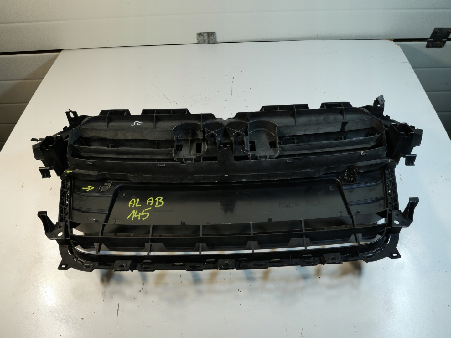 AUDI A4 B8 grill grille of a bumper front front 8K0853651E