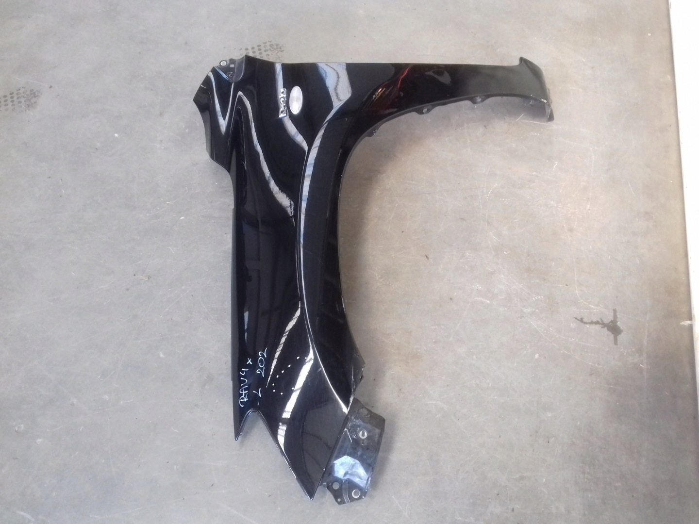 fender left 202 Toyota RAV4