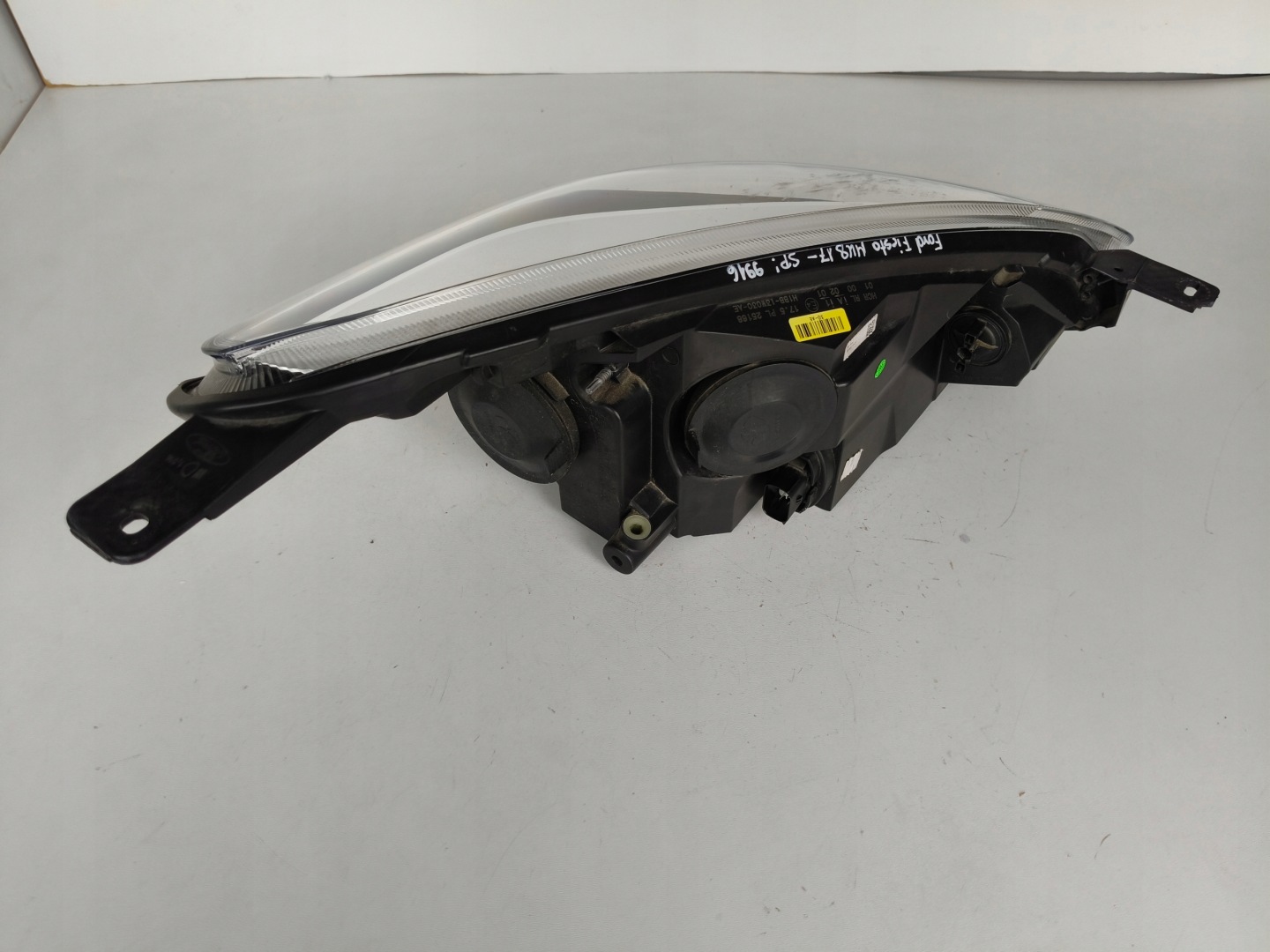 light left REFLEKTOR FORD FIESTA MK8 17