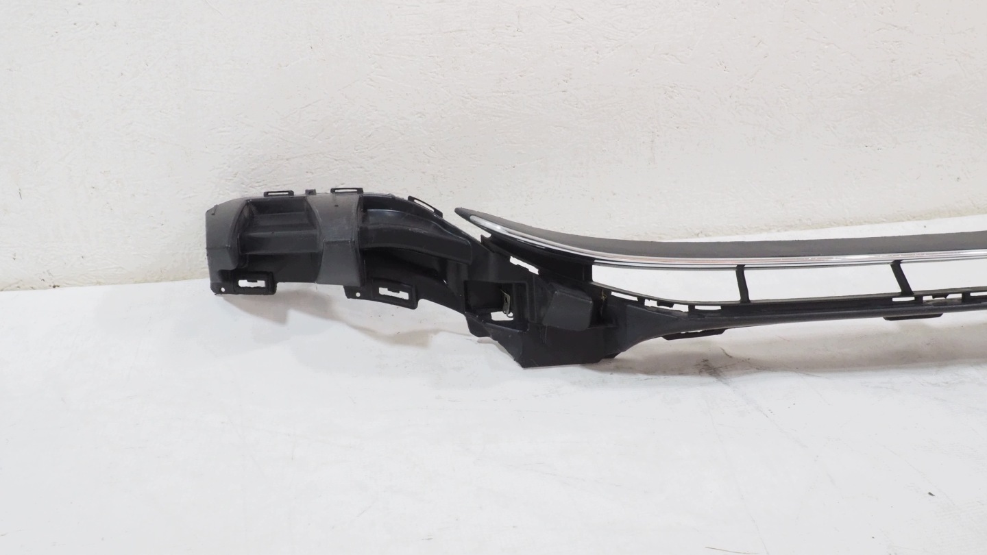 Mercedes C class W205 central grid of a bumper front A2058851065