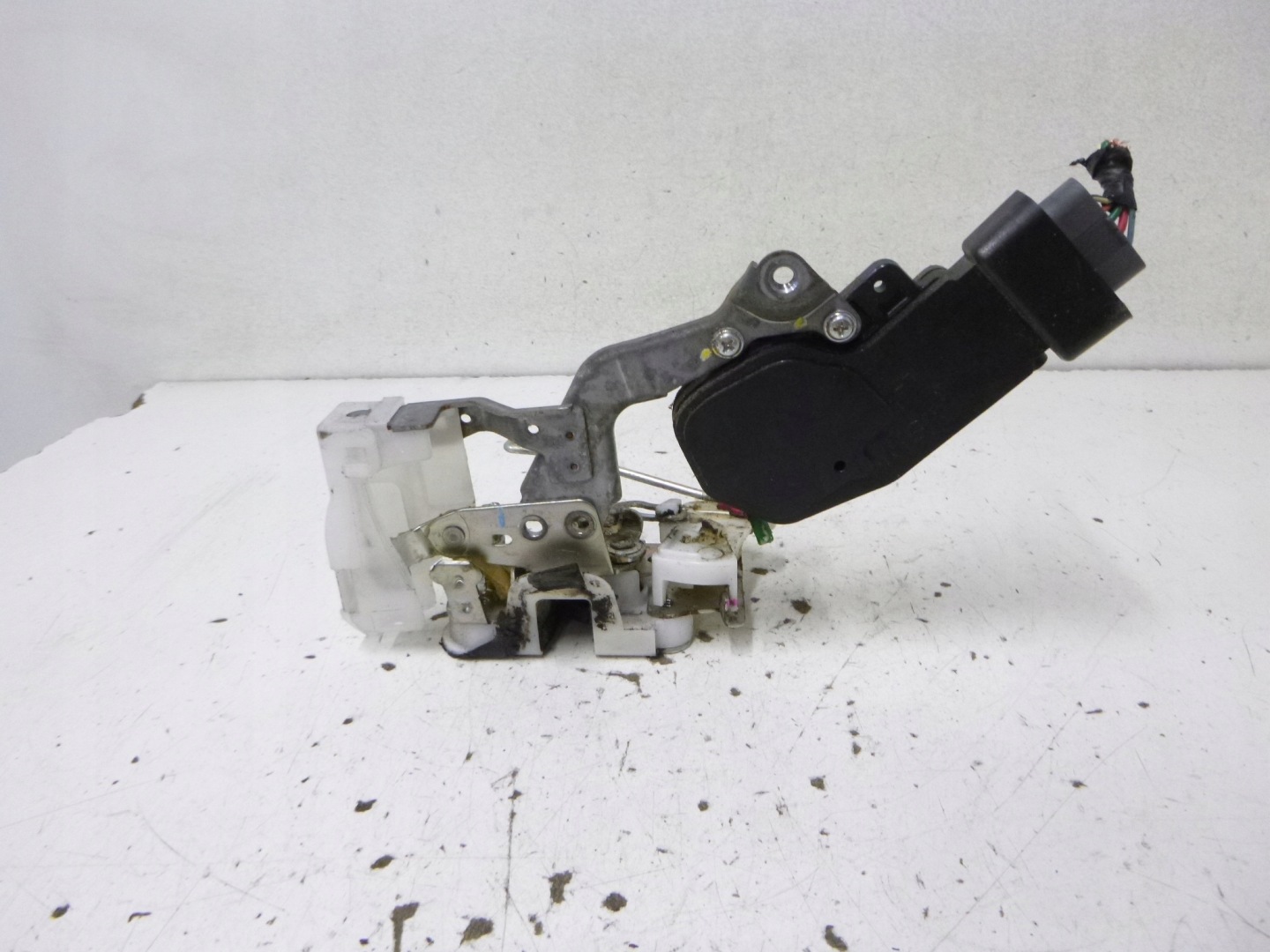 lock door front left Peugeot 107 2006r.