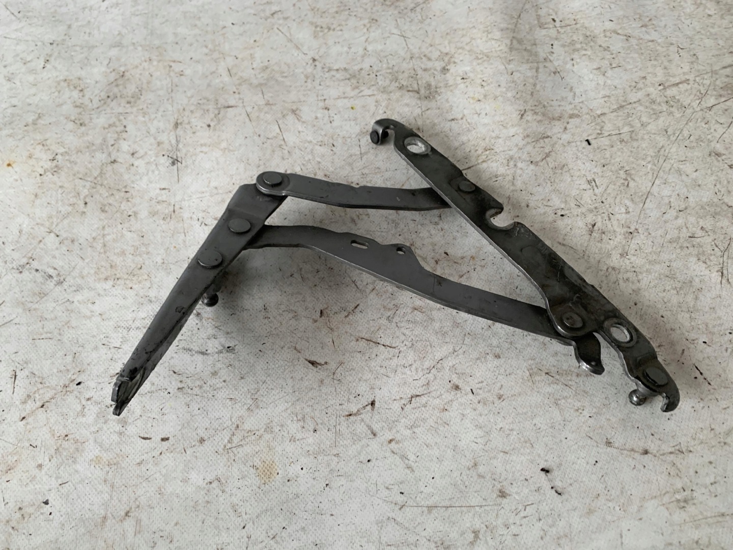 #hinge bonnet rear part right AUDI A6 C6 sedan 4F5827302