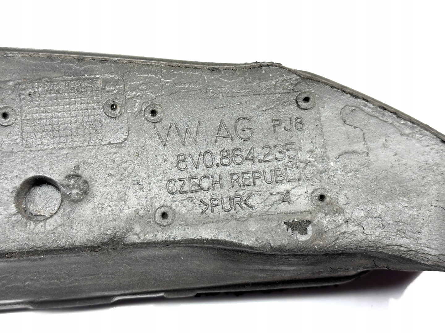 AUDI A3 8V hangszigetelő sárvédöt 8V0864235
