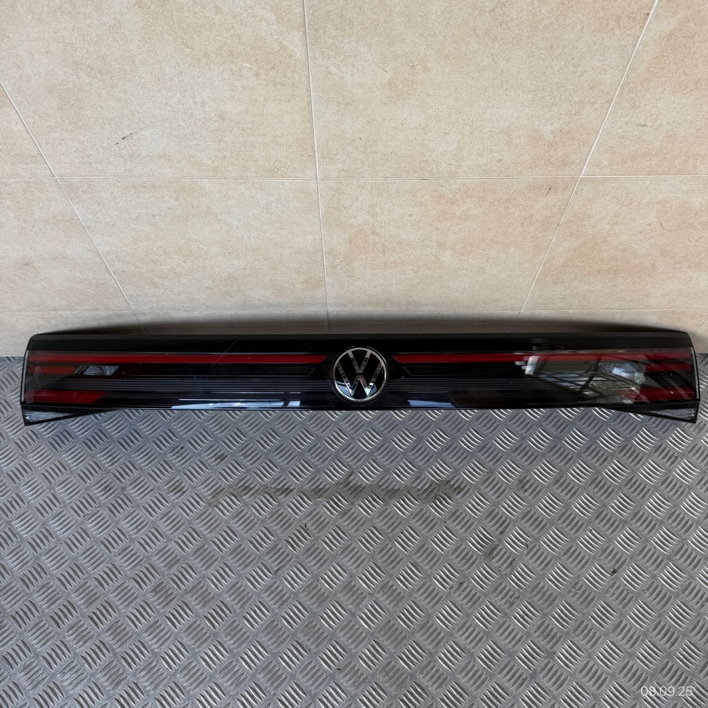 light rear cap bonnet VOLKSWAGEN TAIGO 2G7945093
