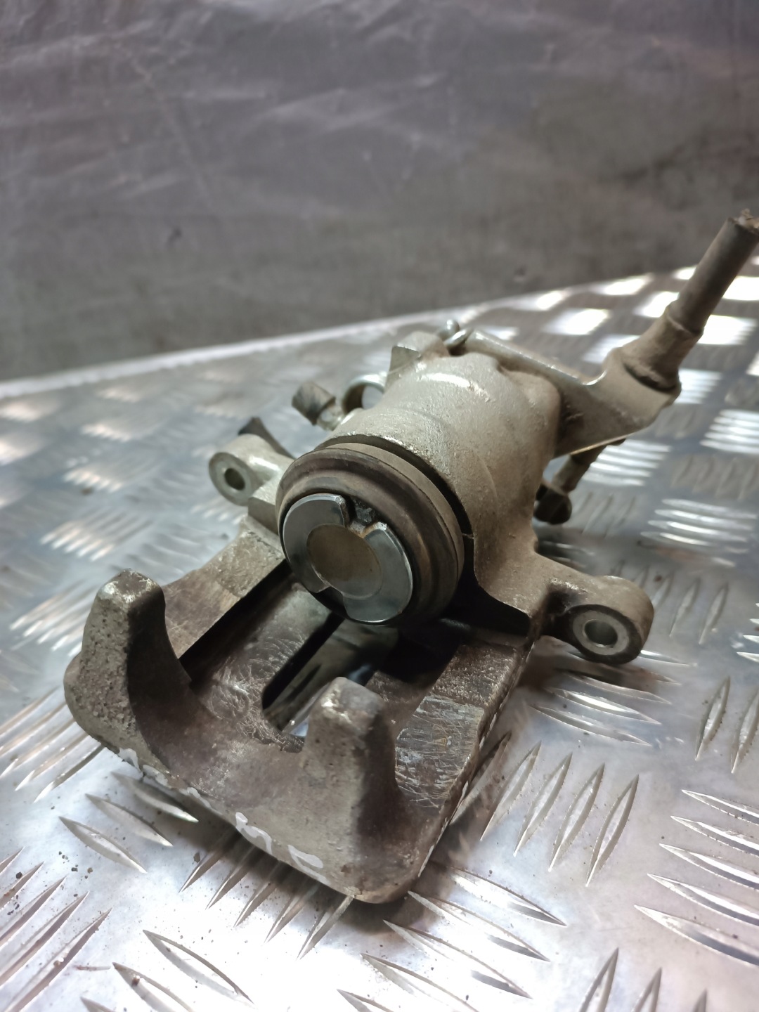 caliper brake VOLVO V40 right rear part