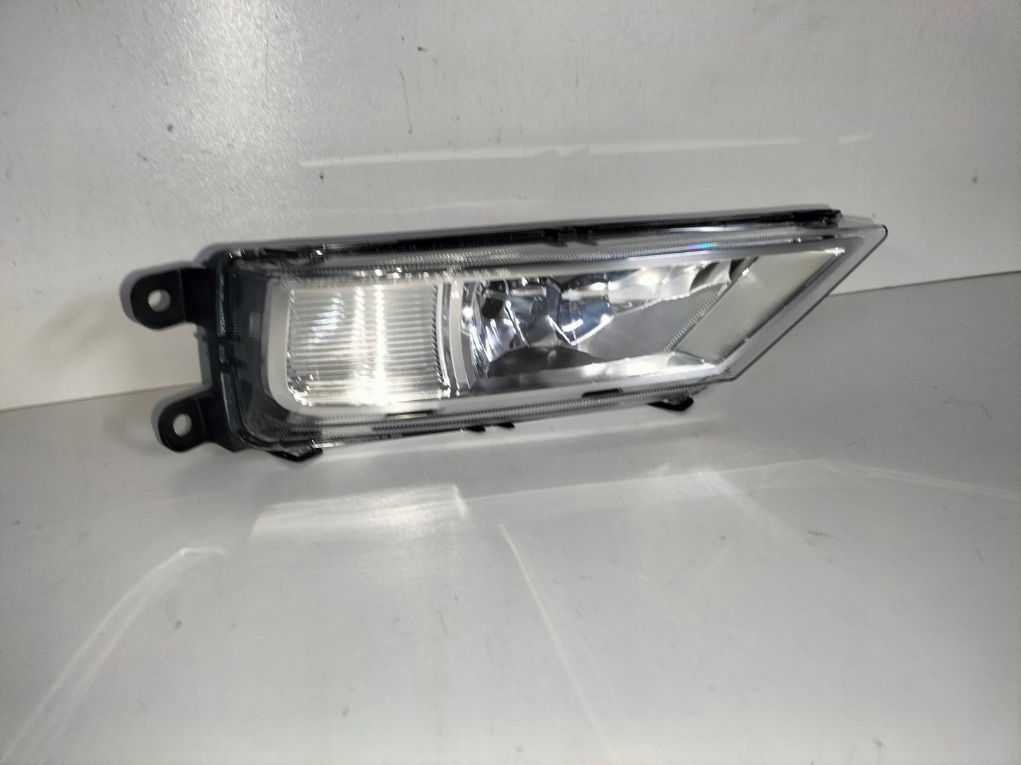 Nebelscheinwerfer Licht rechts VW TIGUAN II 16- srebrny mitte