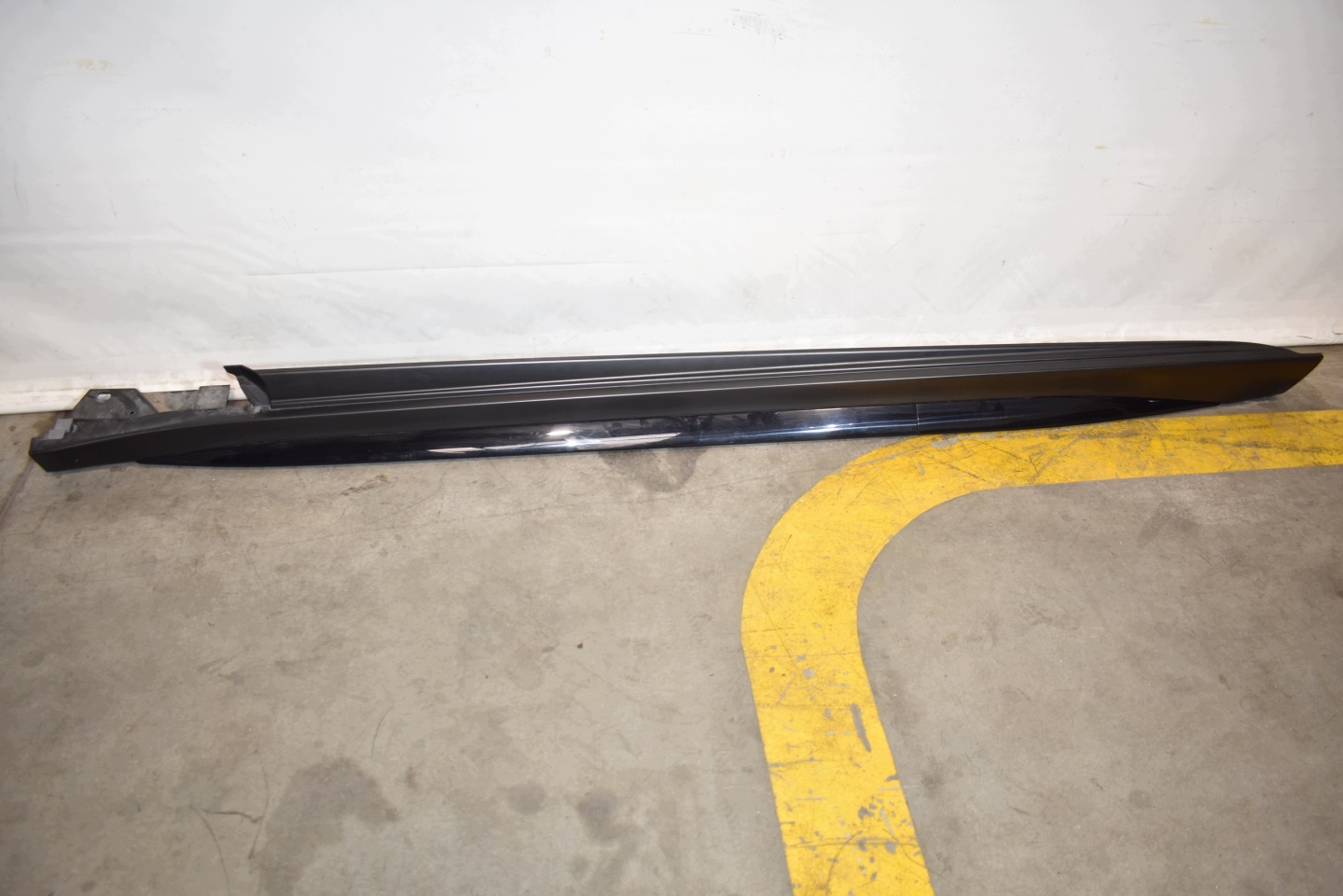 IDEALNA moulding cap threshold left MERCEDES W206 C63 AMG 1