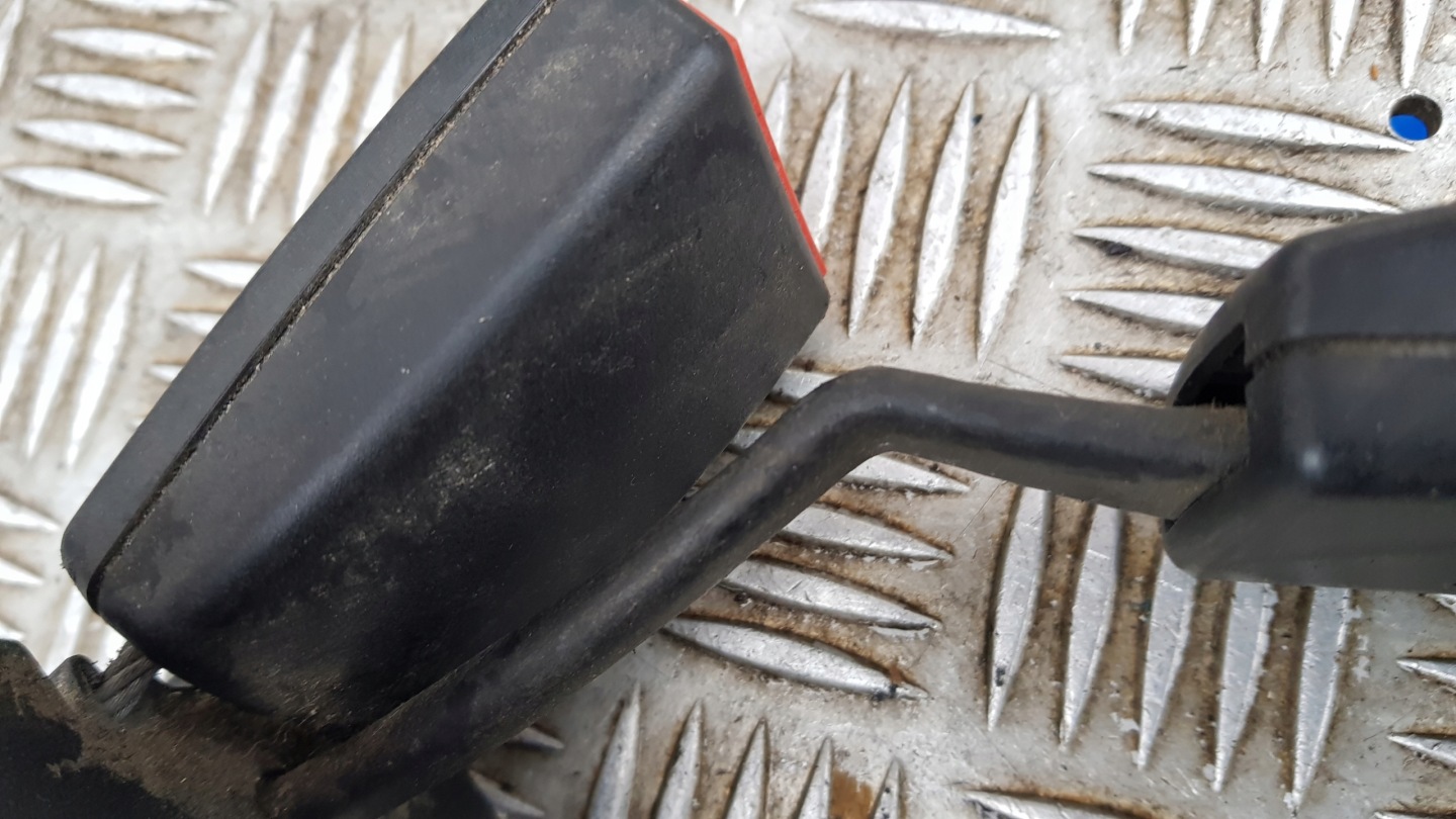 AUDI A4 B5 SPINKA Fixation arbre ceintures sécurité Arrière Moyen 8D0857739D