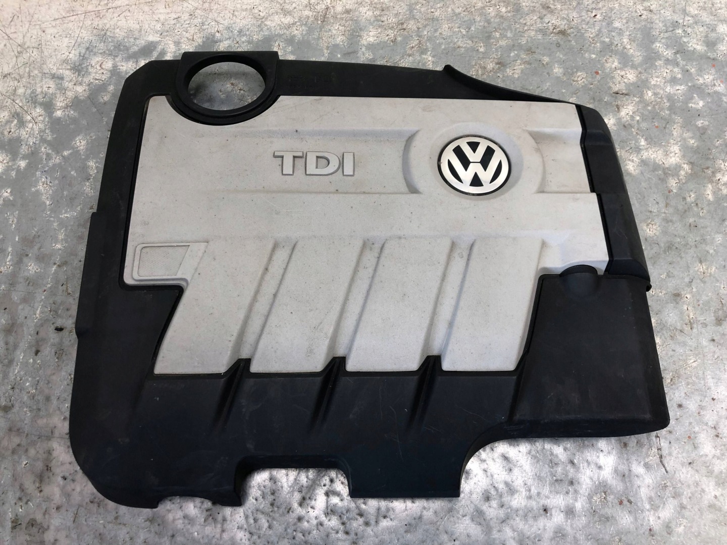 Abdeckung Blende Abdeckung DES MOTORS VW 03L103925AM
