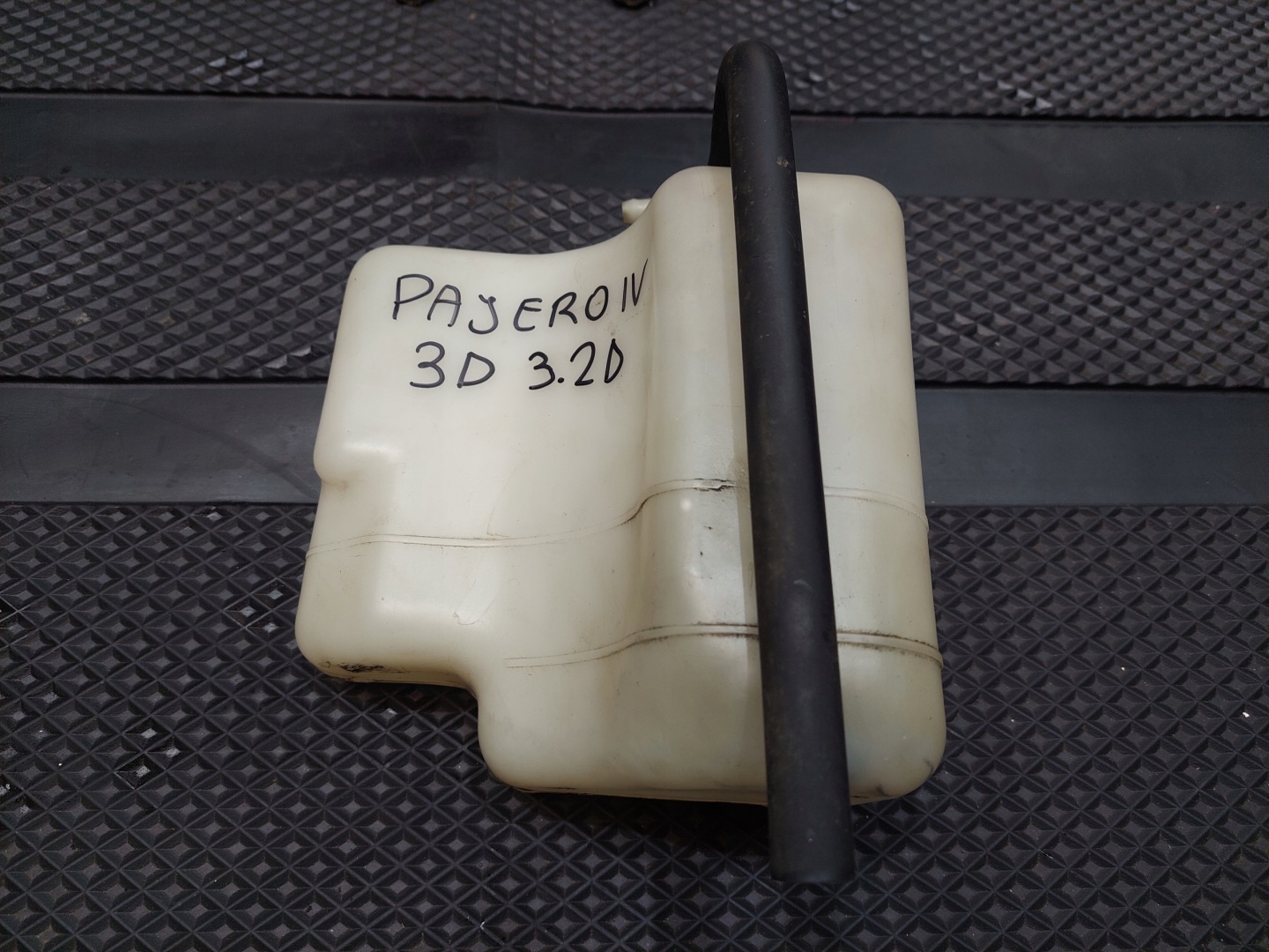 scheibenwaschbehälter MITSUBISHI PAJERO IV 3.2 DID