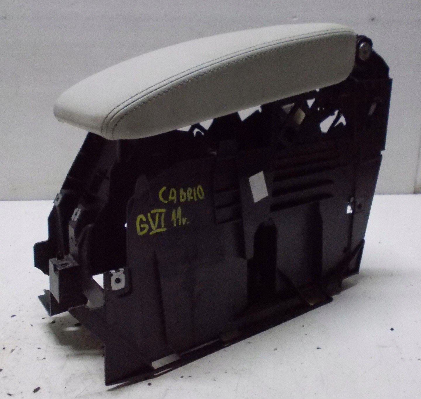 VW GOLF VI CABRIO 1.4 TSI 11R armrest leather