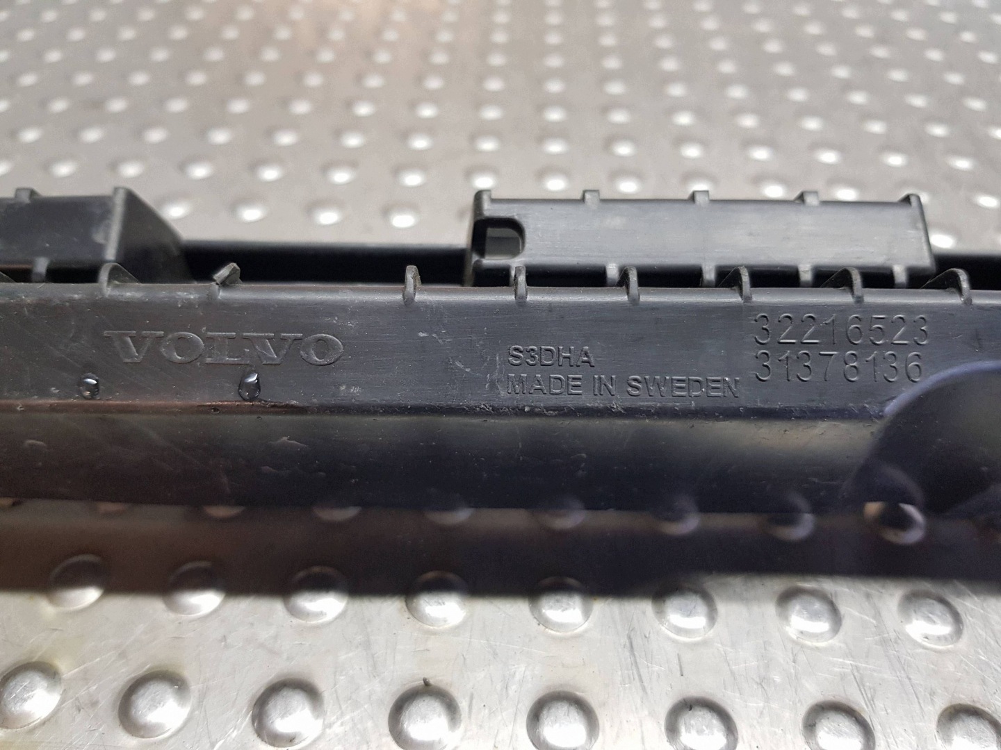 holder mouldings PROGOWEJ left front 32216523 VOLVO XC90 II LIFT