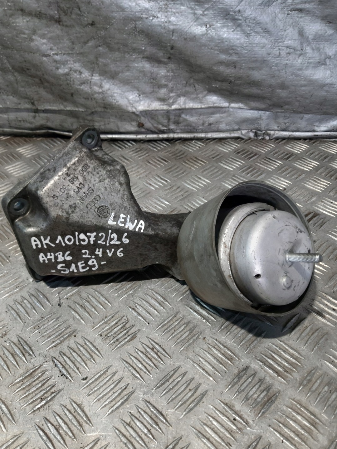 Audi A4 B6 2.4 V6 holder engine mount left 8D0199307G