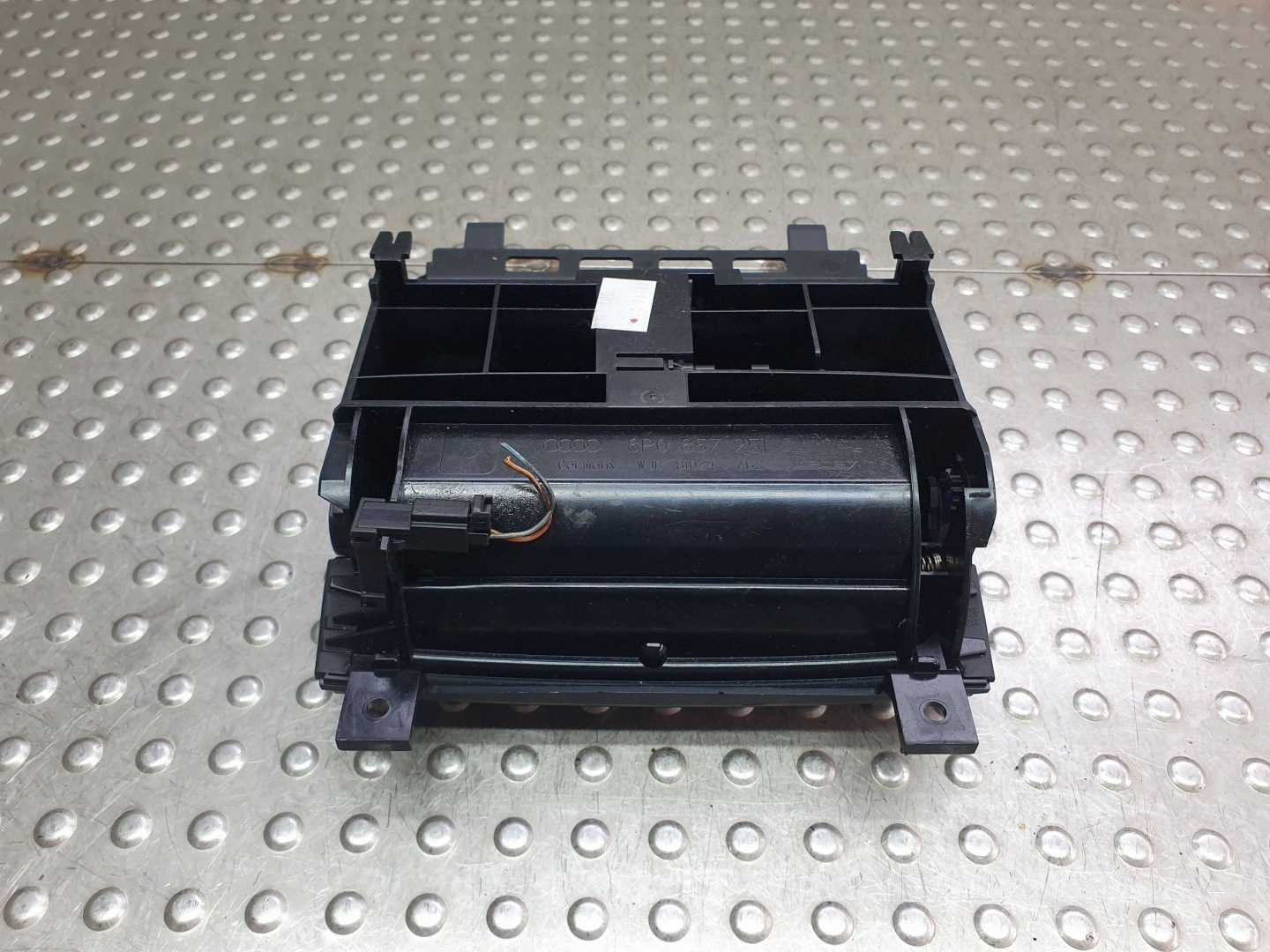 popolník predok 8P0857951 AUDI A3 8P LIFT
