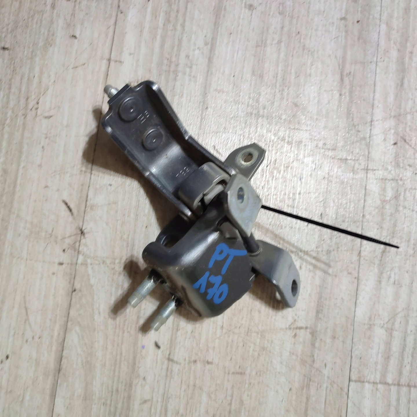 hinges door tylnych rear part side right Suzuki Vitara (LY)