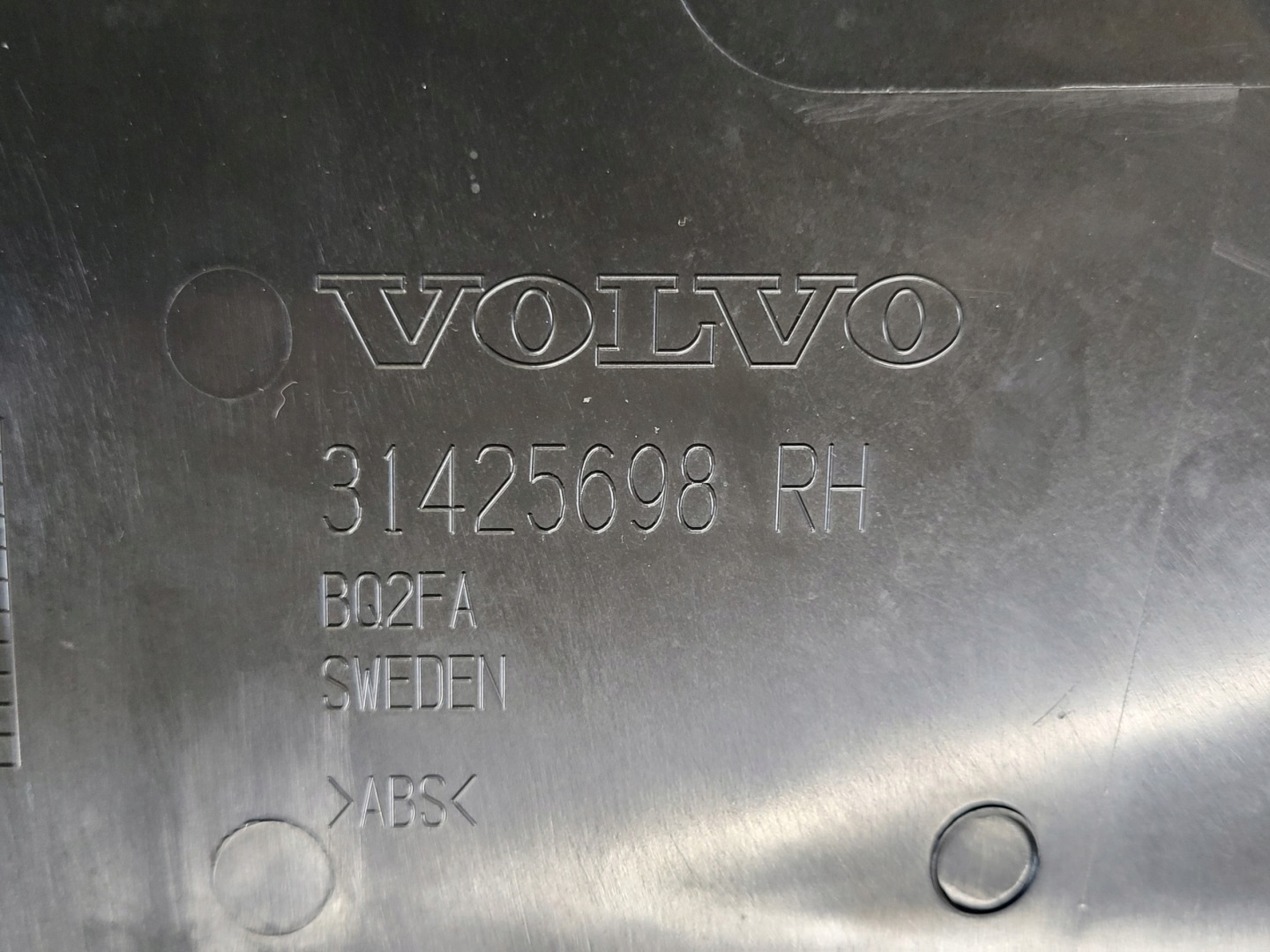 cover side SLUPKA B right central lower VOLVO XC60 II black