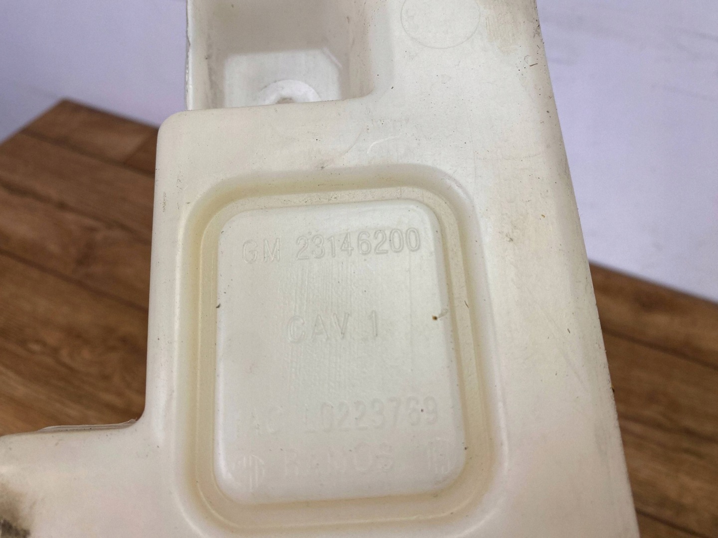 washer fluid tank Cadillac Escalade IV 2015+
