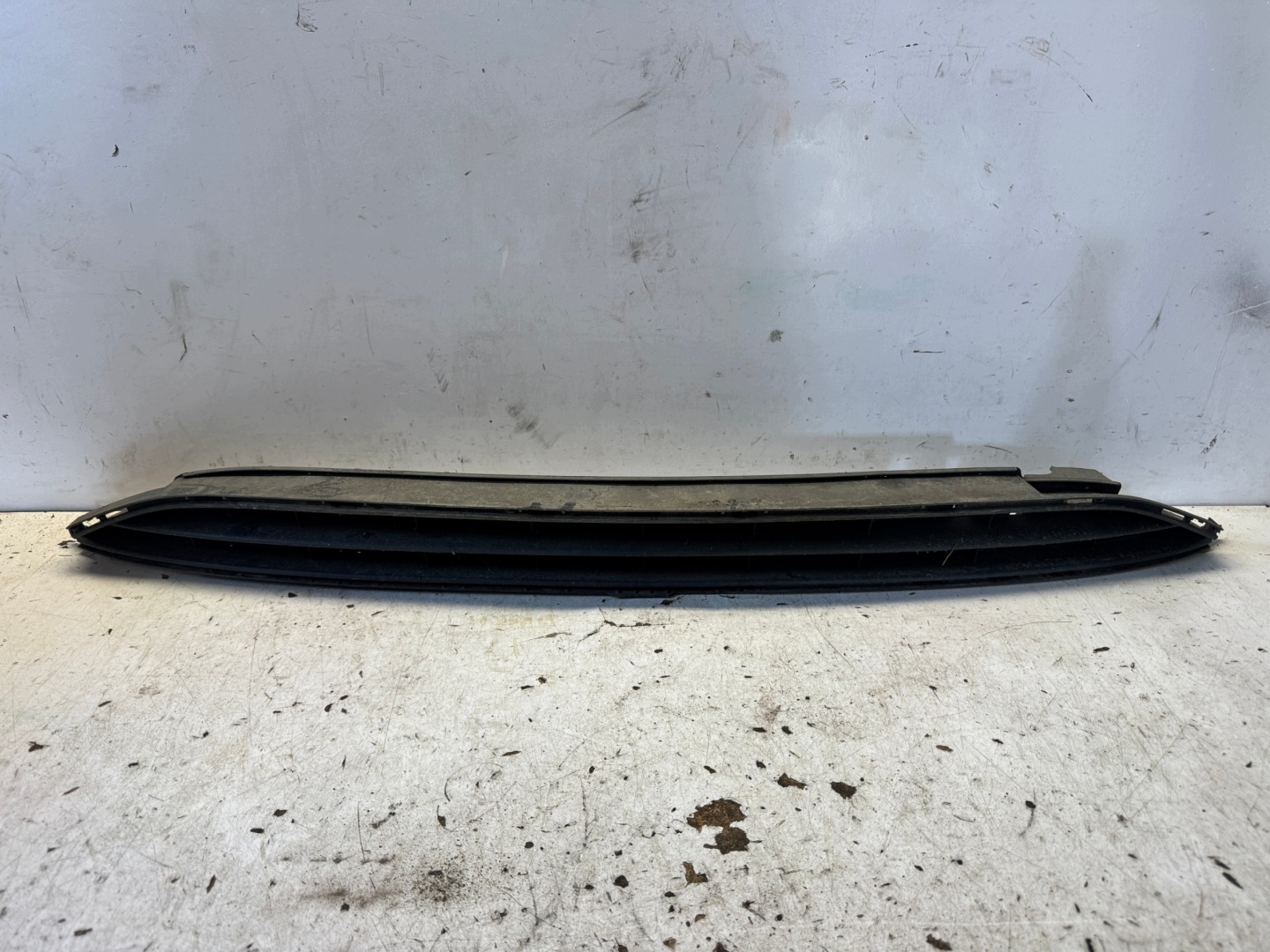 OPEL CORSA E central lower grid of a bumper front original 39003563
