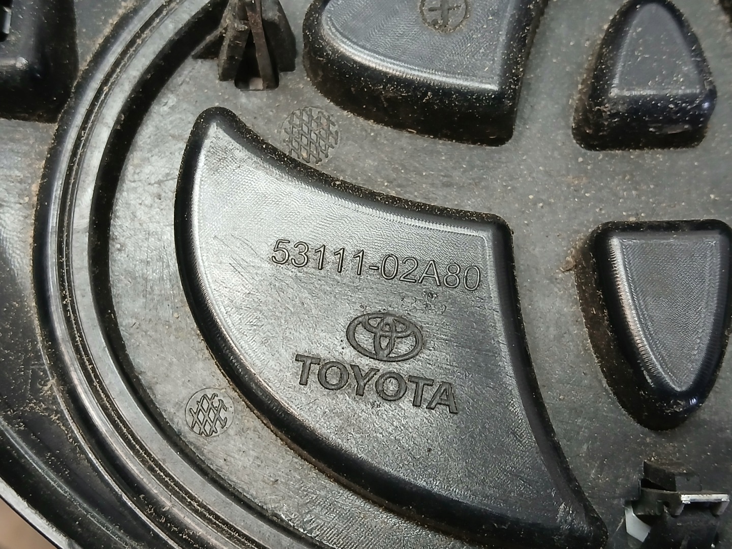 maska TOYOTA COROLLA E16 LIFT 53111-02A80