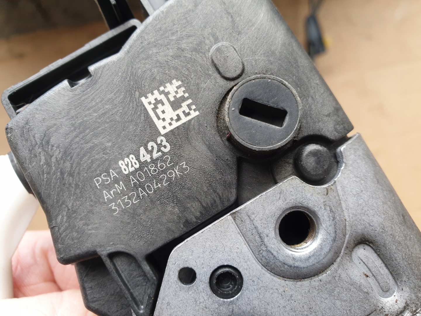 lock door right rear part CITROEN BERLINGO II 2009- PARTNER 828423