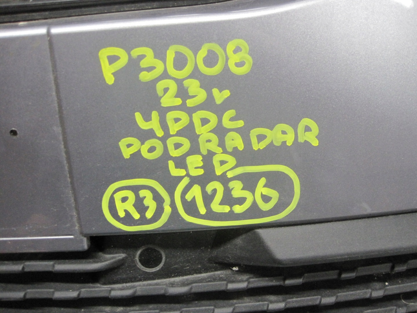 nárazník PEUGEOT 3008 23R 4 PDC LED předek přední