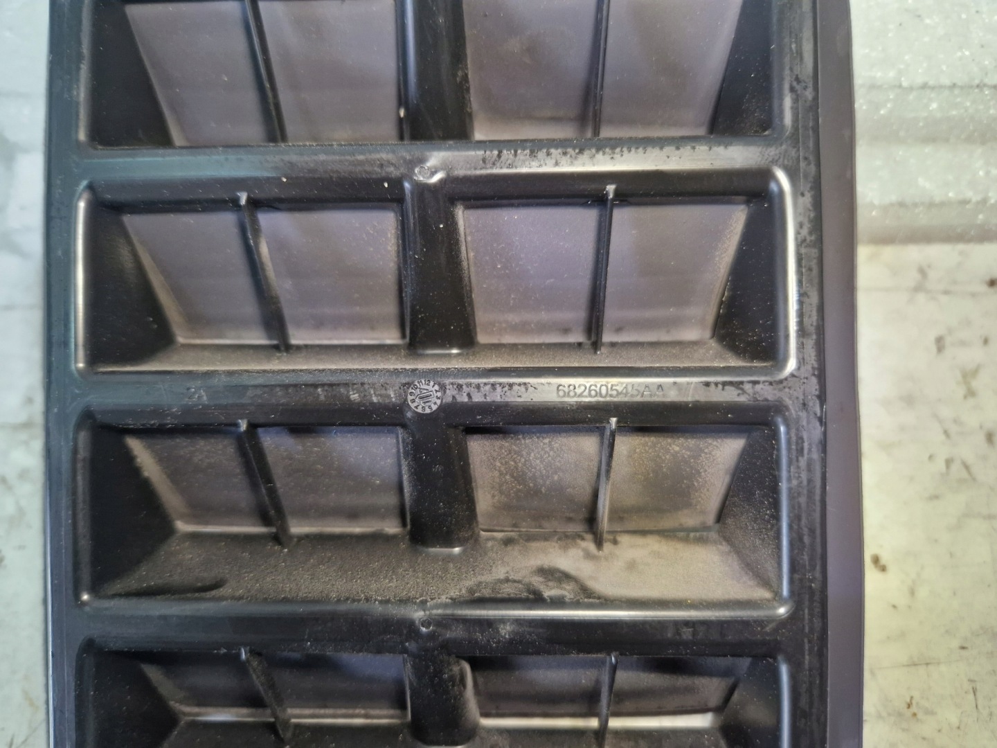 DODGE DURANGO III 2019- grid rear part DEKOMPRESYJNA WENTYLACYJNA 68260545AA