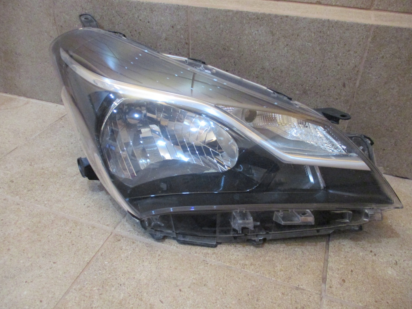 light front front right TOYOTA YARIS III LIFT 17