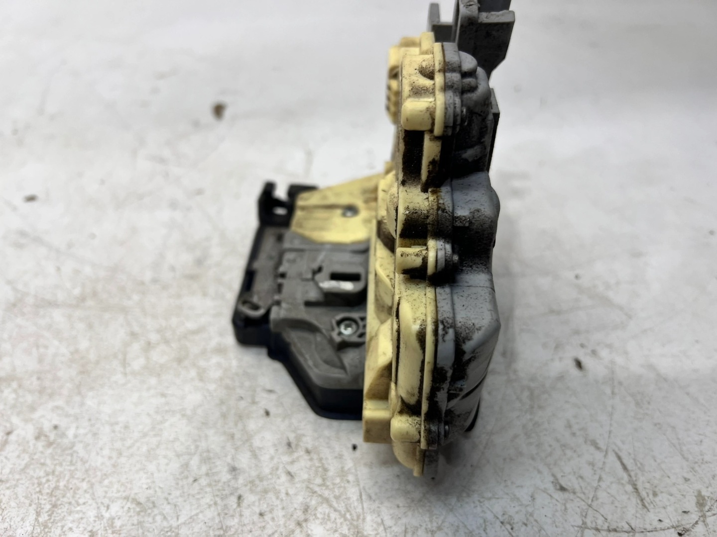 lock door left front AUDI Q7 4L 3C2837015A