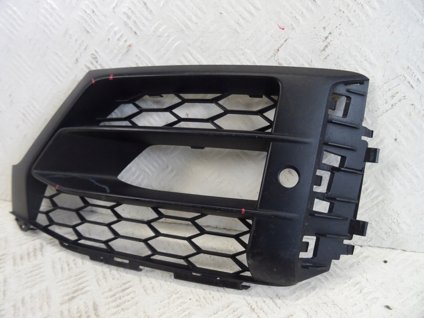 grid of a bumper front front left AUDI Q2 S-LINE 81A807681L