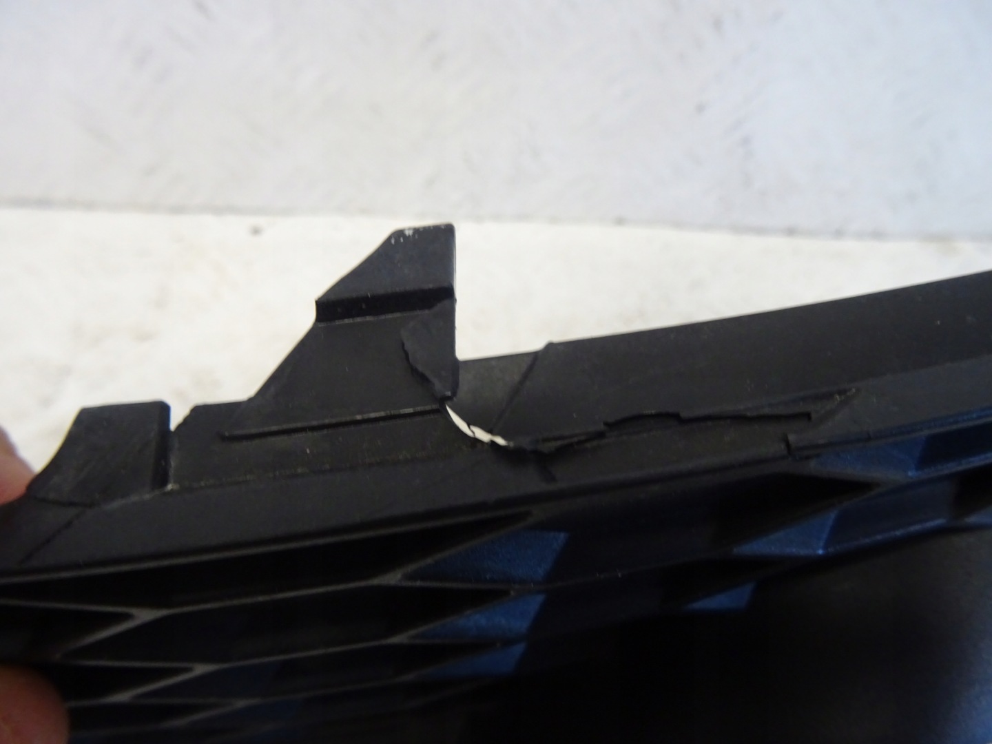 grid of a bumper front front right AUDI Q3 S-LINE 8U0807682D
