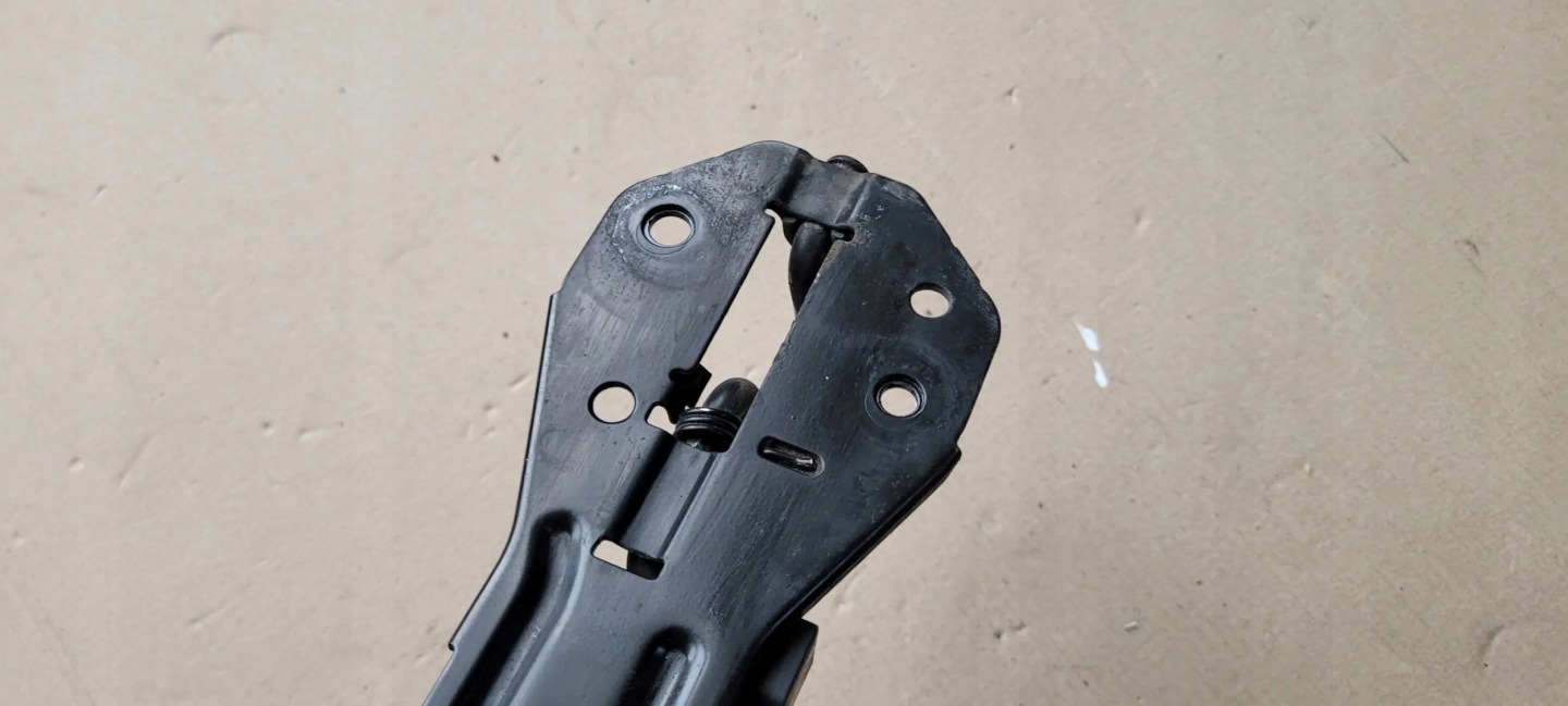 S7 4G A7 RYGIEL bonnet latch lock front 4G8823480B