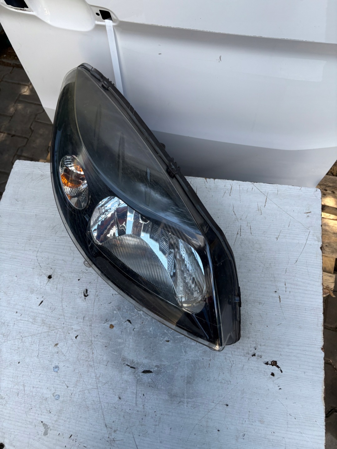 light front right Dacia Sandero and Europa stan bdb