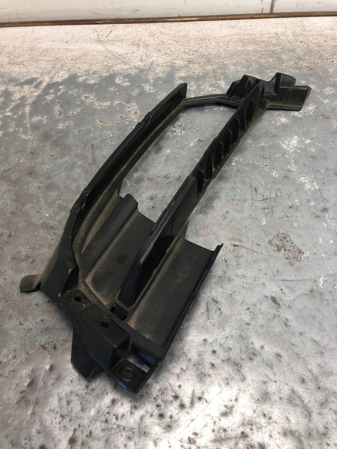 grid of a bumper left front PORSCHE PANAMERA 971807985E