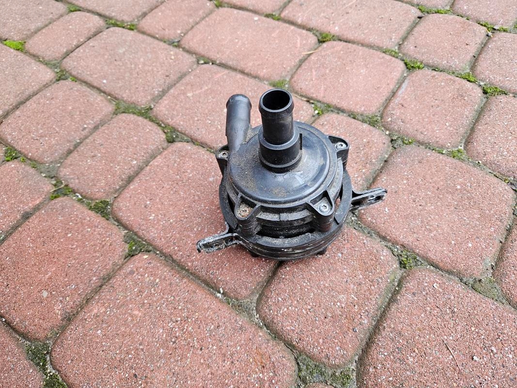 dodatna pumpa obiegowa vode 2.0D Opel Insignia B 39186215
