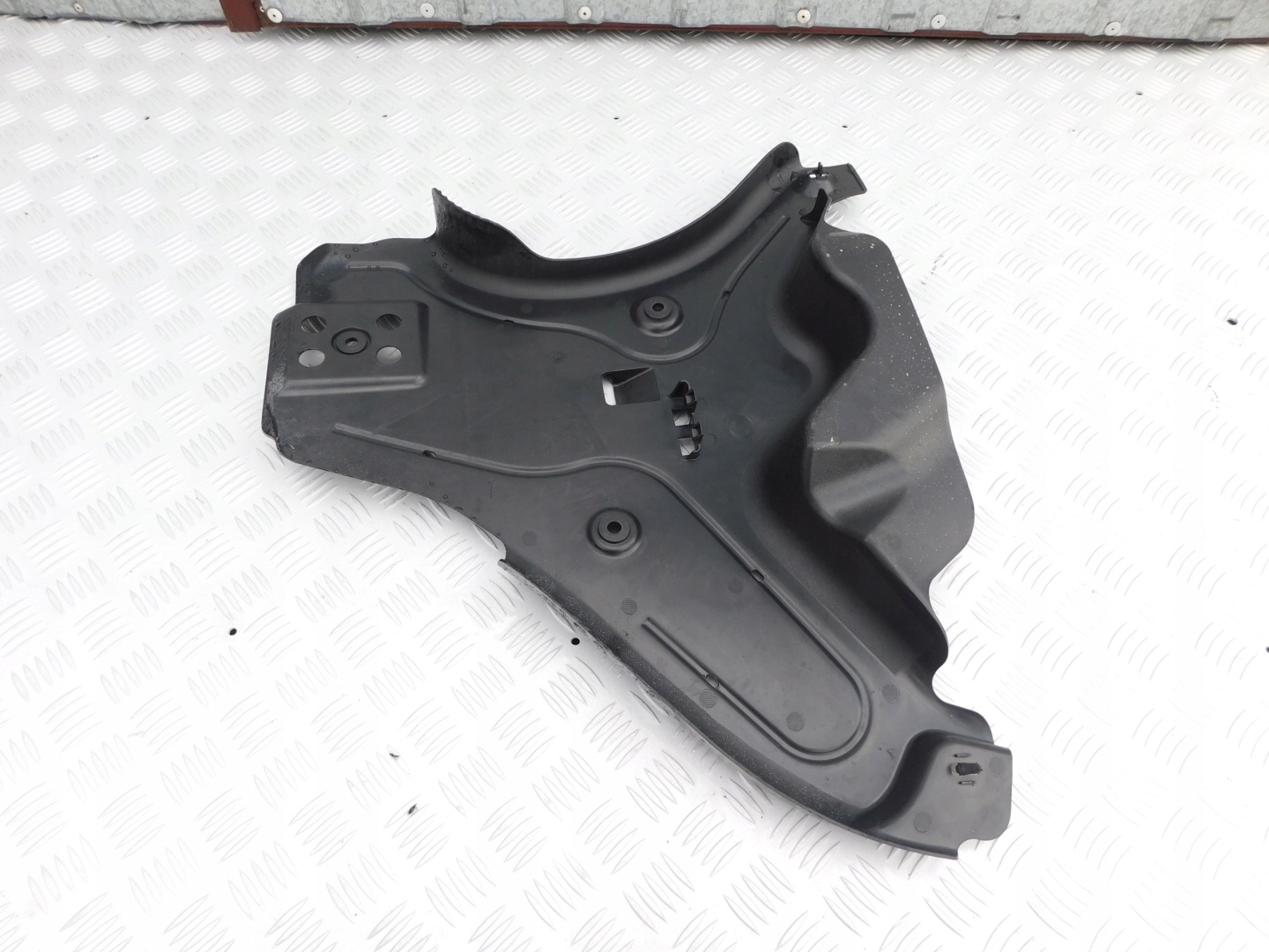 Mercedes Vito A447 Blende Abdeckung des Querlenkers links heck Original A4478890300