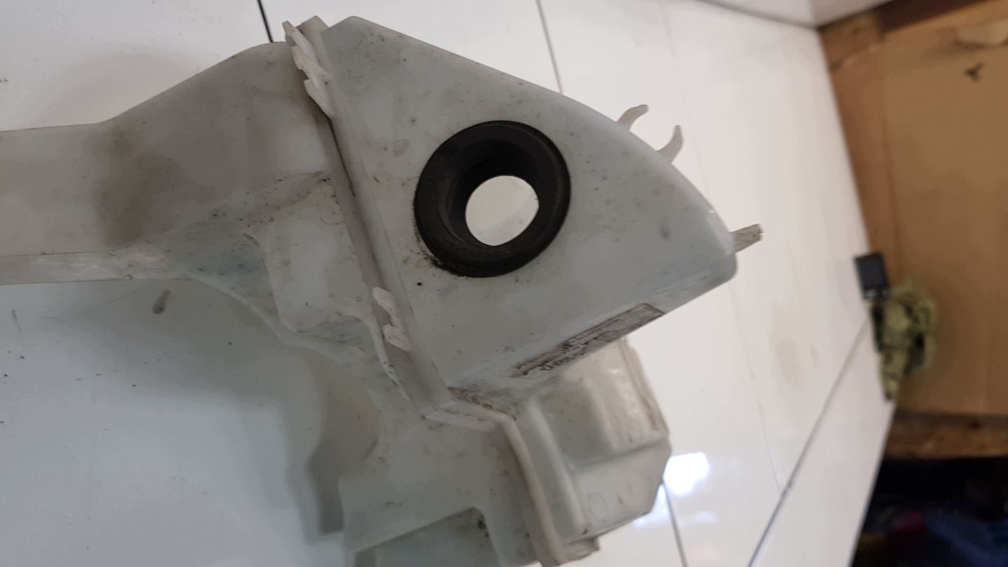 RENAULT CAPTUR and washer fluid tank 289100179R
