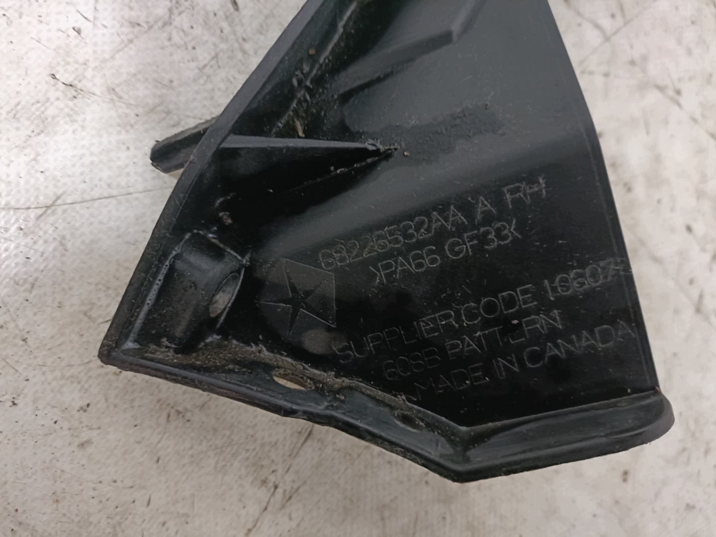 DODGE CHARGER 2019- console étrier pare choc support droite 68226532AA