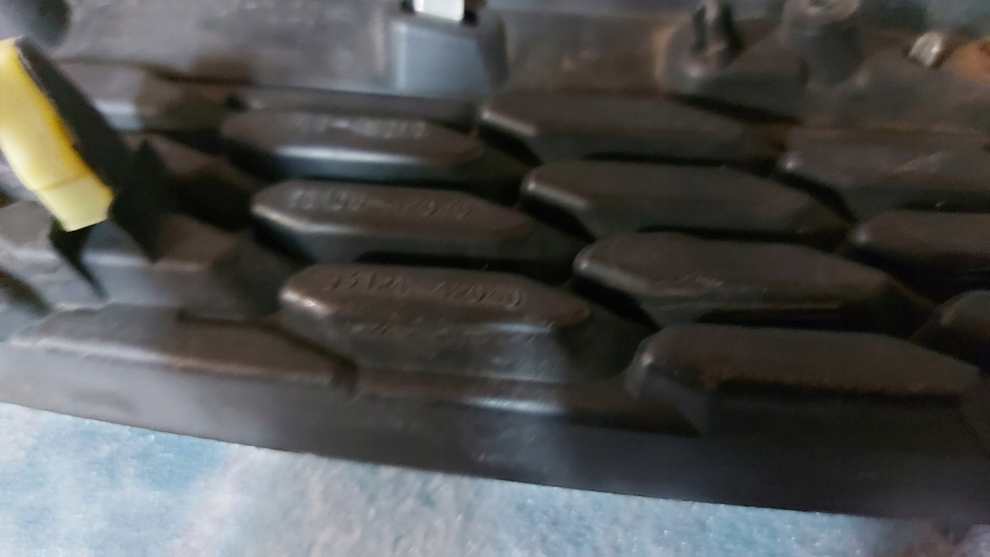 grid of a bumper left front TOYOTA RAV4 IV 12-15